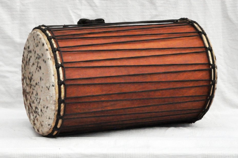 African dundun: Mali dundunba djun djun drum in lingue