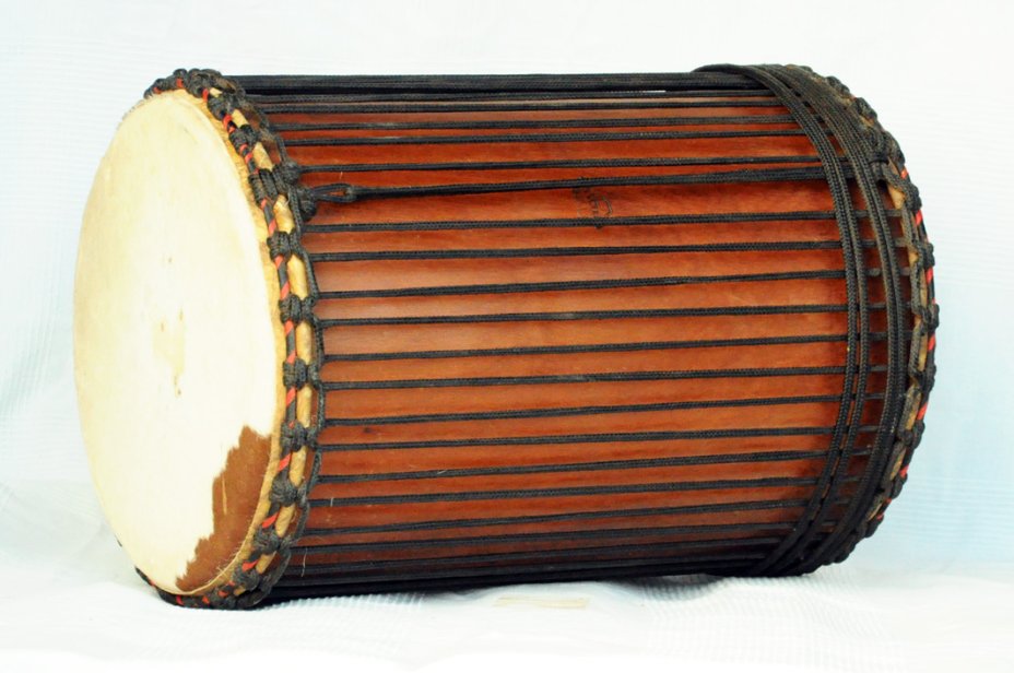 African dundun: Mali dundunba djun djun drum in lingue