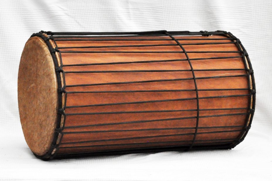 African dundun: Mali dundunba djun djun drum in lingue