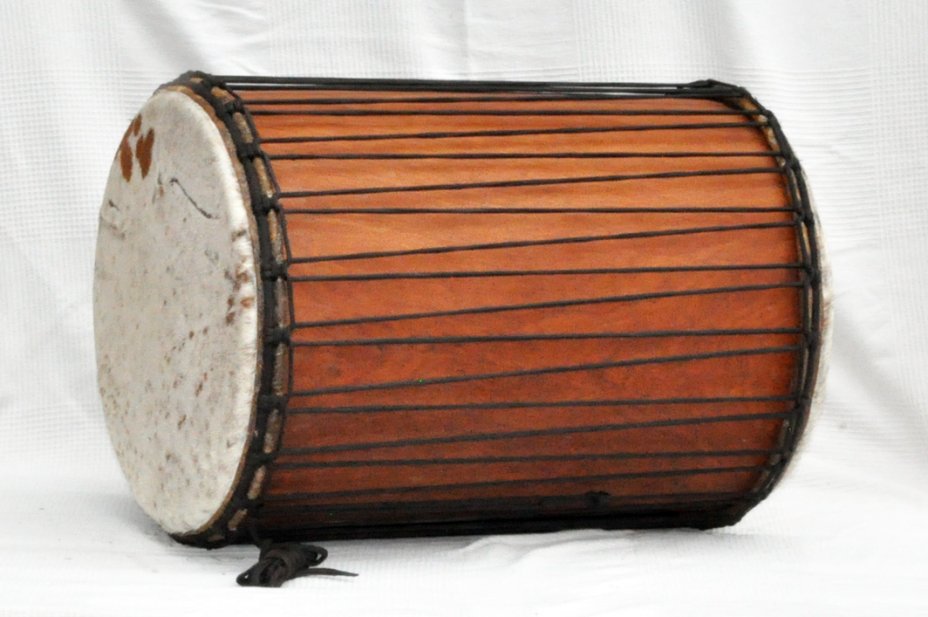 African dundun: Mali dundunba djun djun drum in lingue