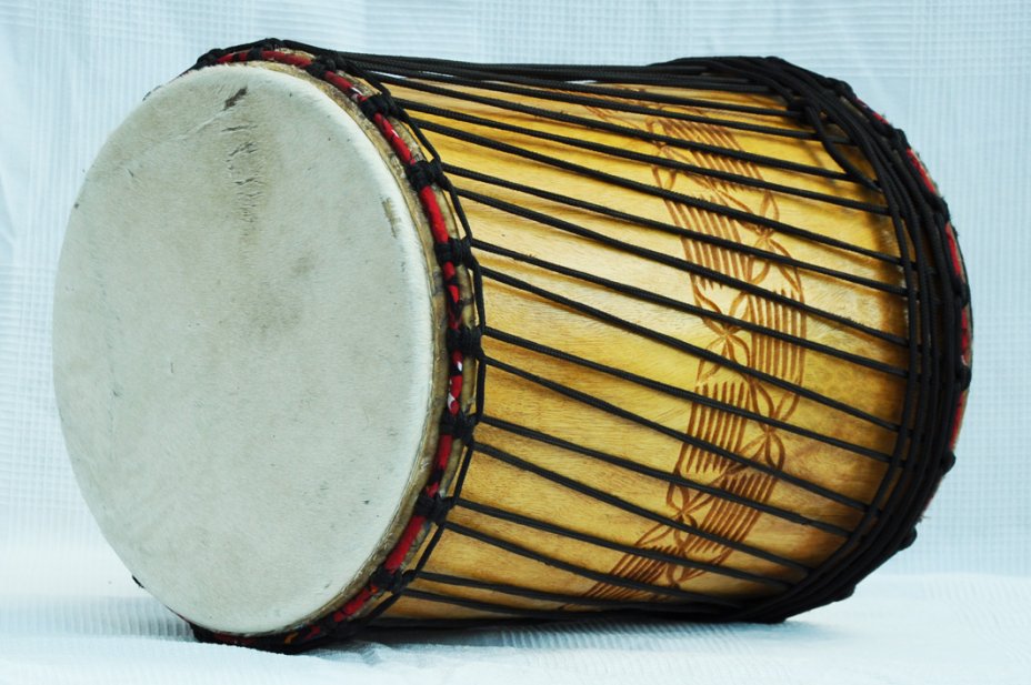African dundun: Mali dundunba djun djun drum in lingue