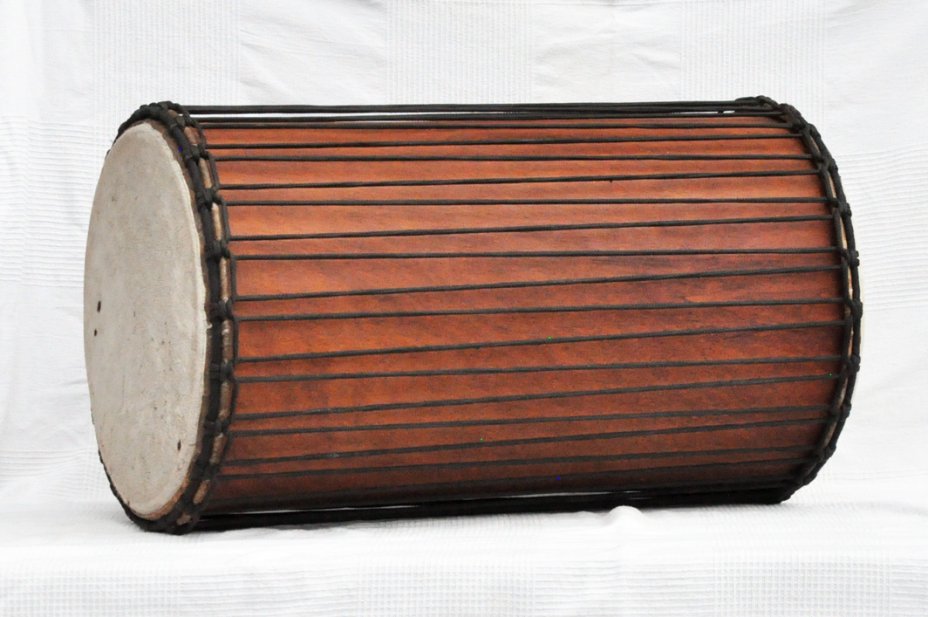 African dundun: Mali dundunba djun djun drum in lingue
