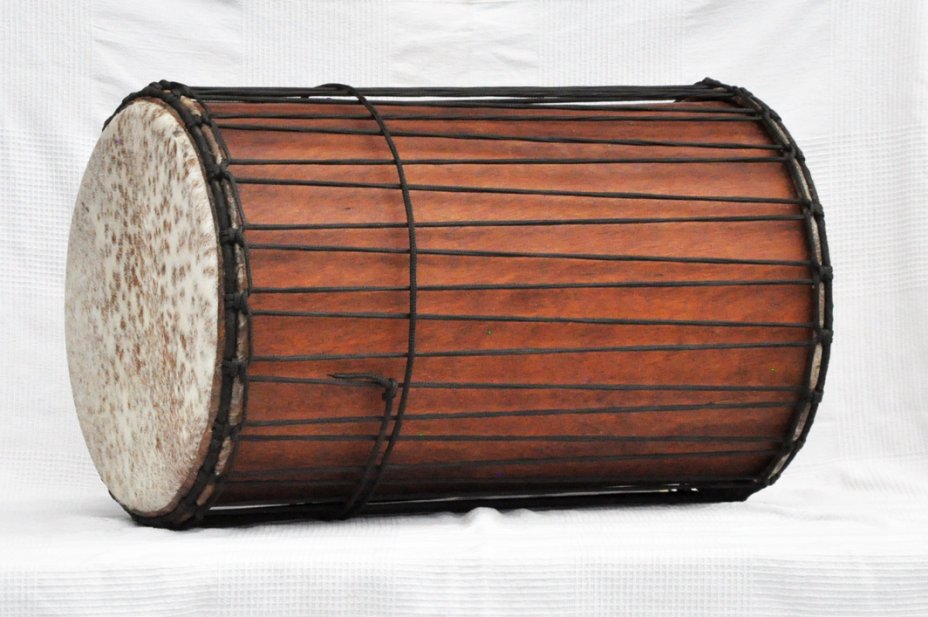 African dundun: Mali dundunba djun djun drum in lingue