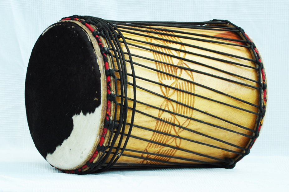 African dundun: Mali dundunba djun djun drum in lingue
