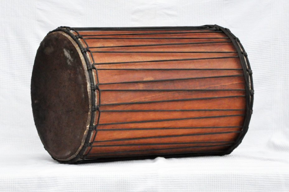African dundun: Mali dundunba djun djun drum in lingue