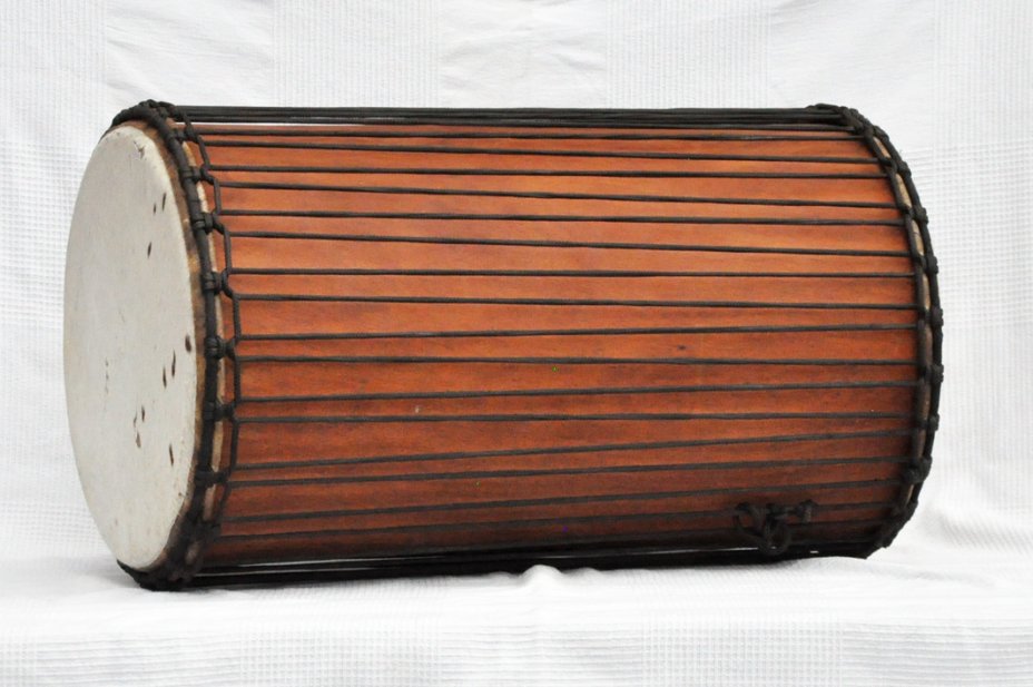 African dundun: Mali dundunba djun djun drum in lingue