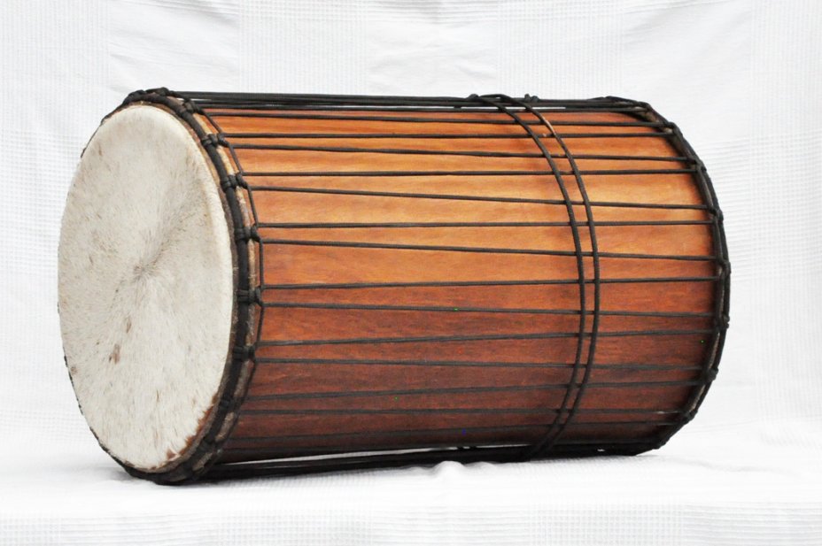 African dundun: Mali dundunba djun djun drum in lingue