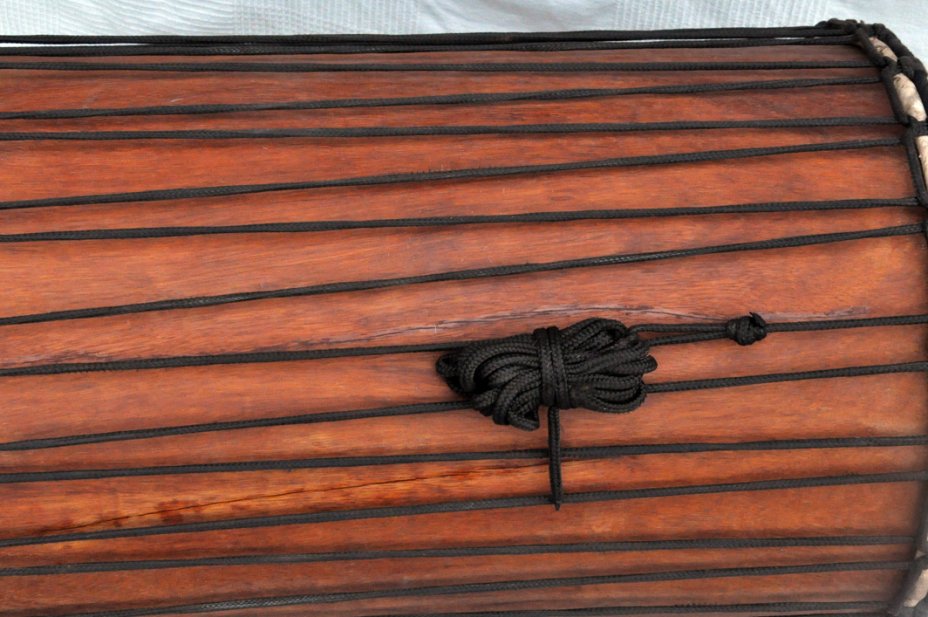 African dundun: Mali dundunba djun djun drum in lingue