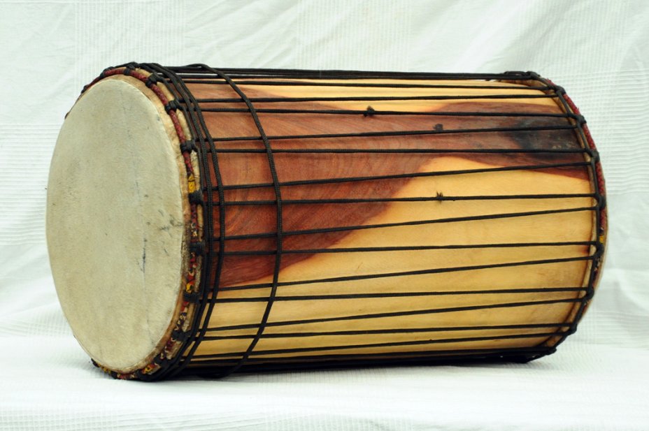African dundun: Mali dundunba djun djun drum in lingue