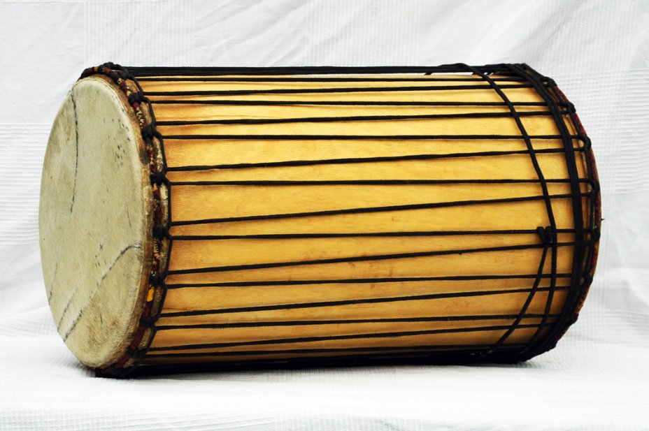 African dundun: Mali dundunba djun djun drum in lingue