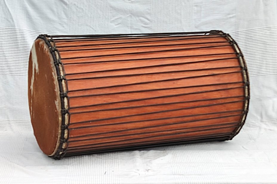 African dundun: Mali dundunba djun djun drum in lingue