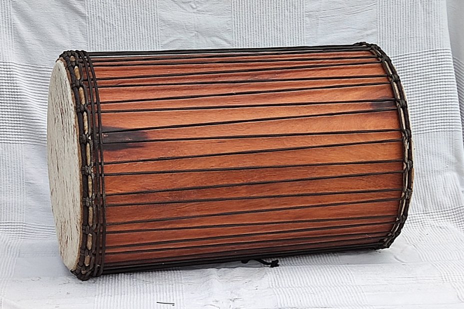 African dundun: Mali dundunba djun djun drum in lingue