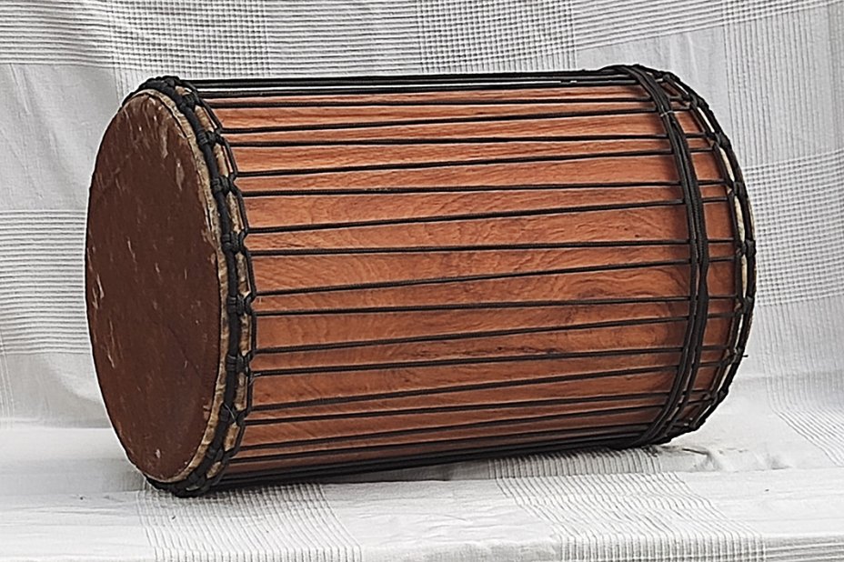 African dundun: Mali dundunba djun djun drum in lingue