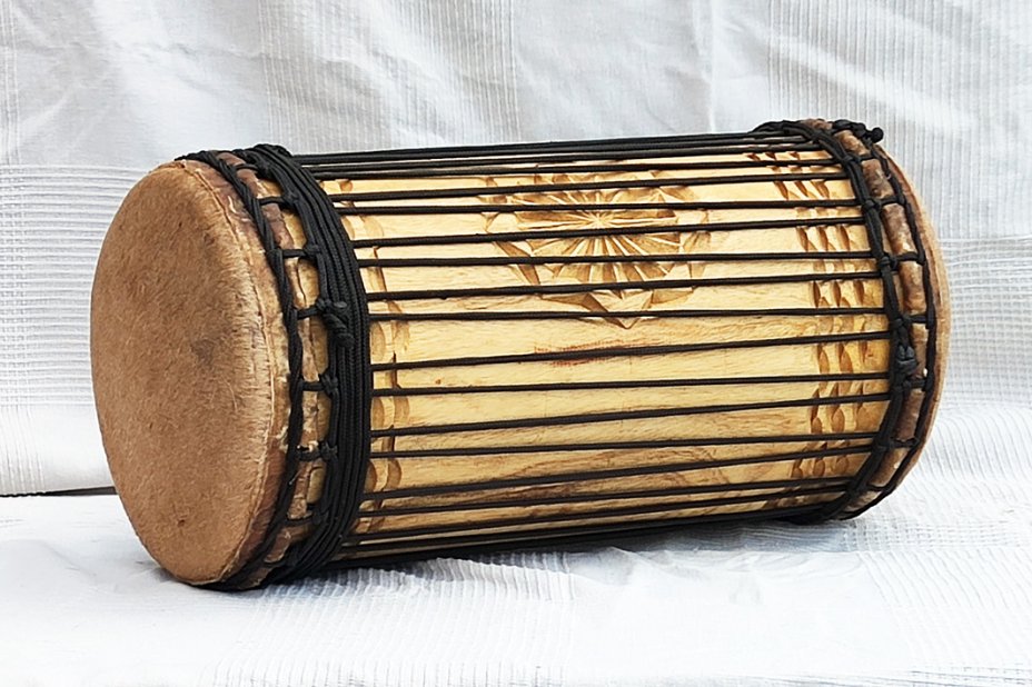 Melina traditional mounting kenkeni dunun - Guinea dunun drum