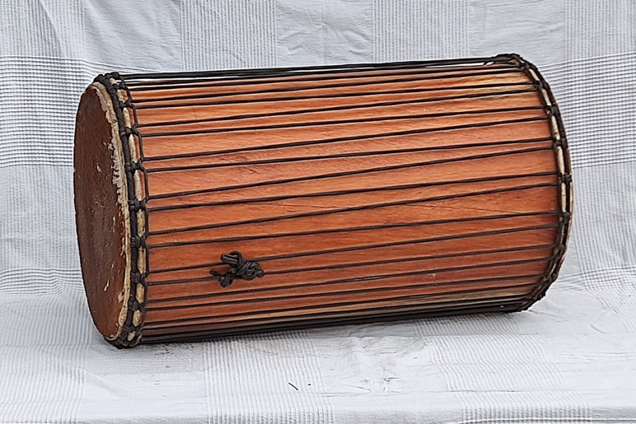 African dundun: Mali dundunba djun djun drum in lingue