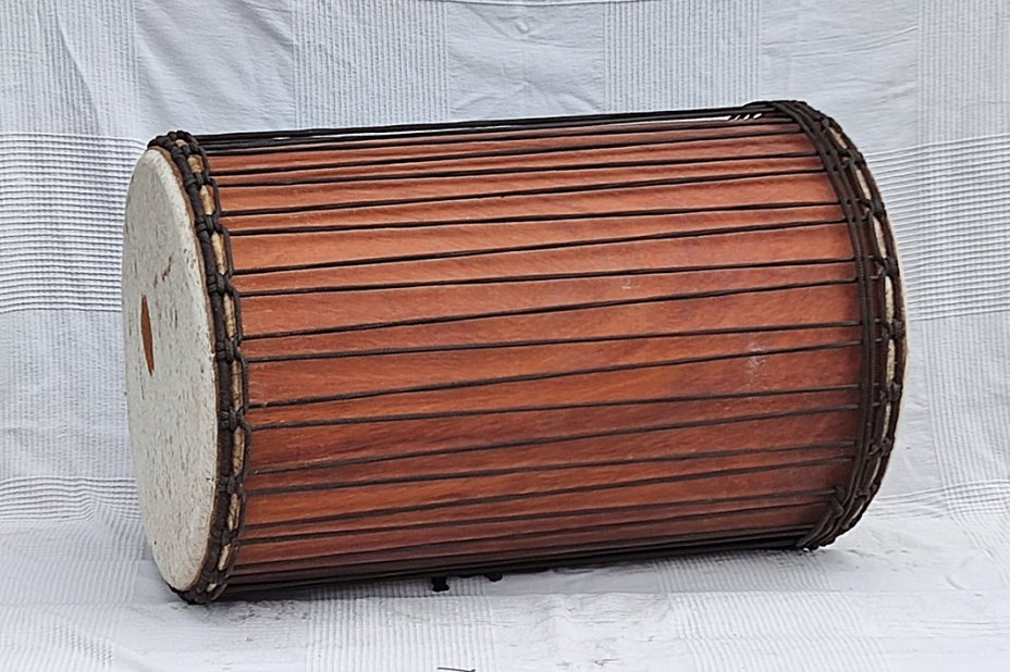 African dundun: Mali dundunba djun djun drum in lingue