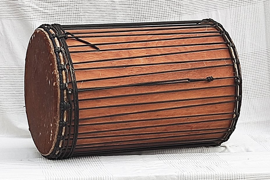 African dundun: Mali dundunba djun djun drum in lingue
