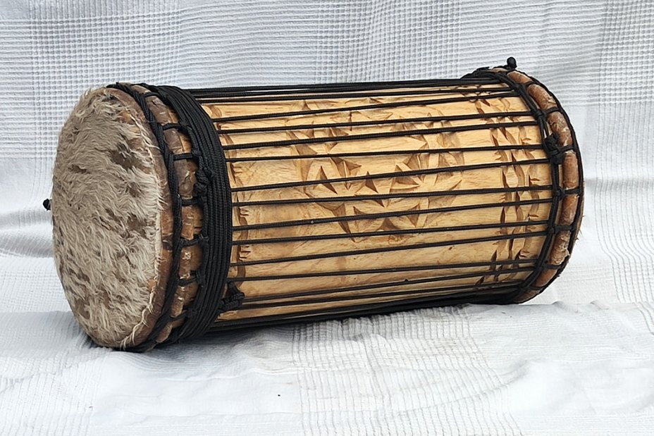 Melina traditional mounting kenkeni dunun - Guinea dunun drum